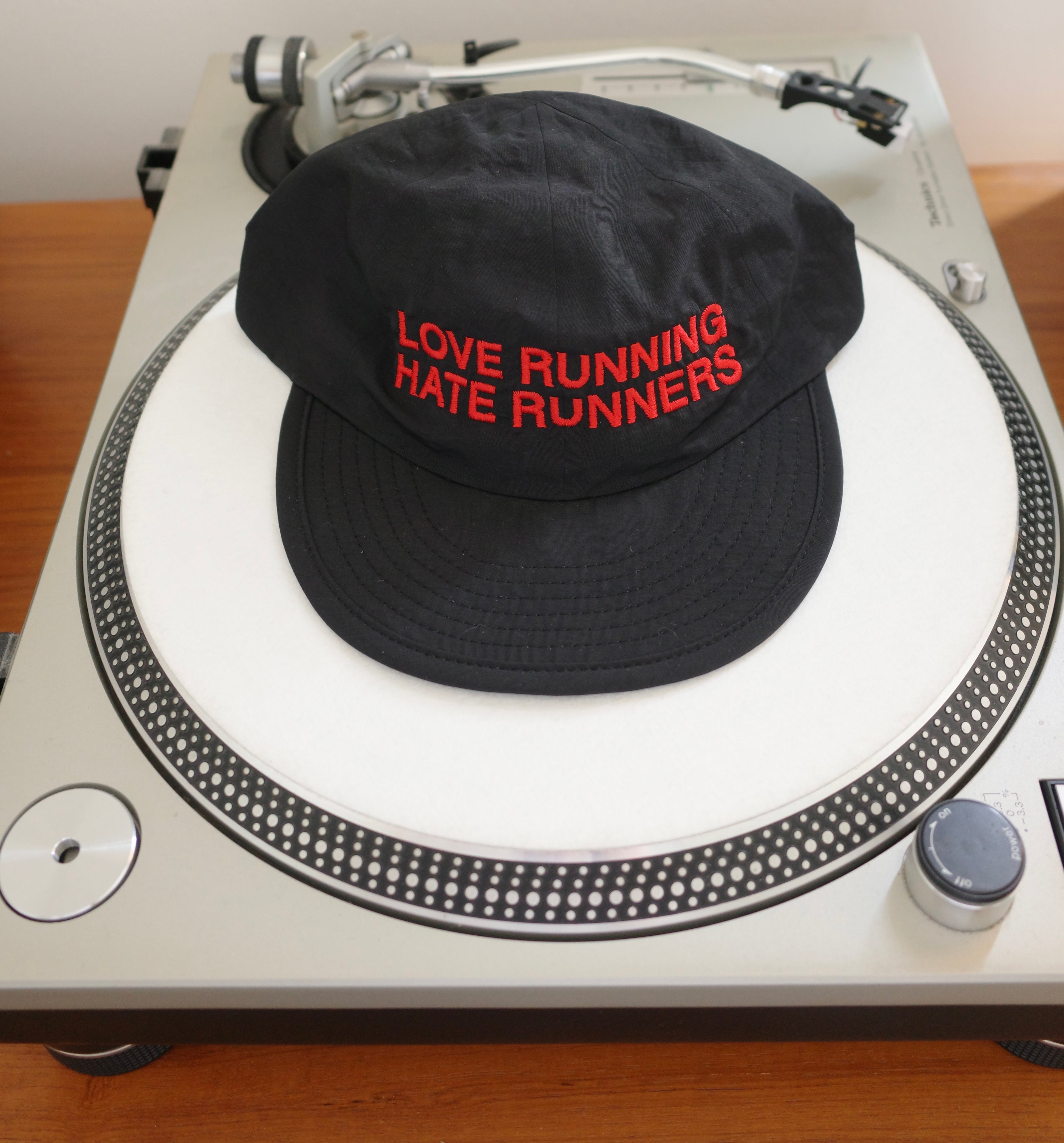 LOVE HATE BLACK RED CAP